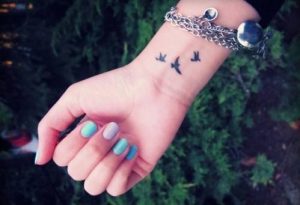 chic-tattoos-hands-eisaimonadikigr-birds