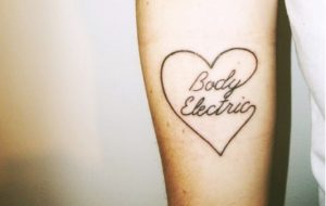 tattoo-body-lyrics-chic-hand-eisaimonadikigr