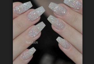 glitter-white-nails-lefka-nixia-aspro-mano-lefko-verniki-nuxia-moda-idees-eisaimonadikigr