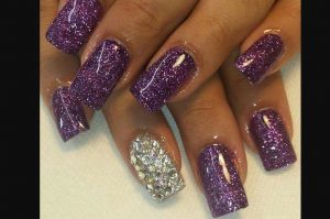 glitter-purple-nails-nuxia-mov-sxedia-mwv-nixia-idees-vernikia-eisaimonadikigr