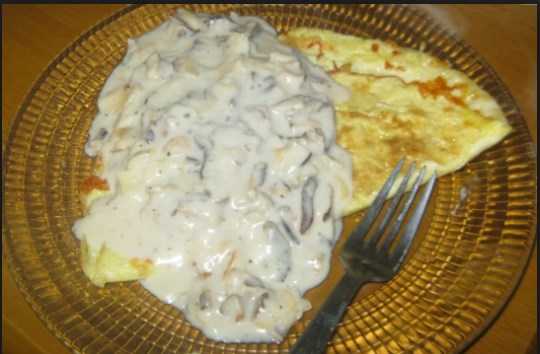 omeleta-me-kotopoulo-tiria-krema-galaktos-sintages-mageiriki-tigania-eisaimonadikigr
