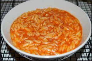 kokkini-soupa-me-kritharaki-soupes-sintages-mageiriki-eisaimonadikigr